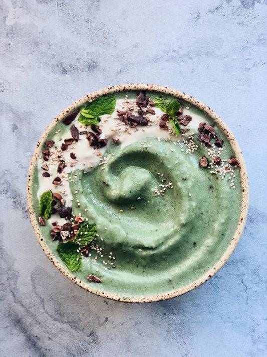 Batido de espirulina con chispas de menta
